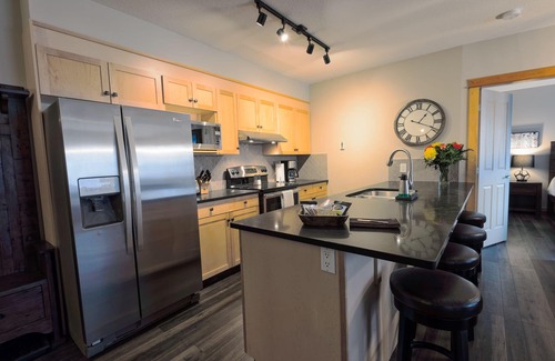 Canmore Condo | PROFESSIONALLY REMODELLED, DOWNTOWN 3 BEDROOM CANMORE MOUNTAIN RETREAT