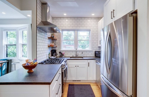 Mapleton Hill Condo | PROMO 10% MONTHLY DISCOUNTn 2 Bedroom + Office, steps to everything nn