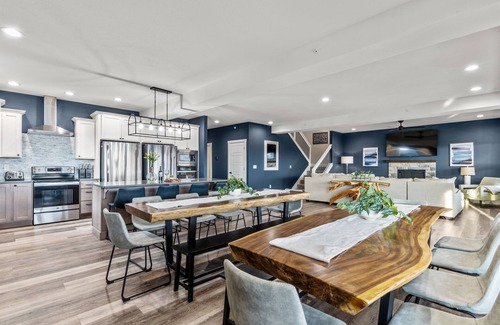 Hollister House | PROMO 10% OFF Indoor - Outdoor Pools! Lux Lake Views! Fire Pit/Hot Tub!