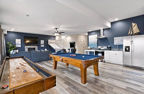 Hollister House | PROMO 10% OFF Indoor - Outdoor Pools! Lux Lake Views! Fire Pit/Hot Tub!