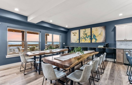 Hollister House | PROMO 10% OFF Indoor - Outdoor Pools! Lux Lake Views! Fire Pit/Hot Tub!