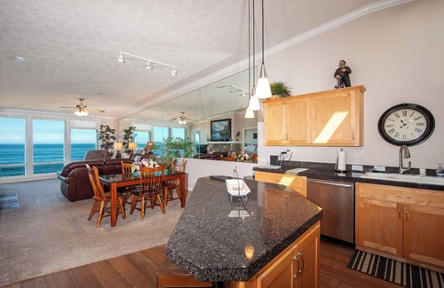 Depoe Bay Condo | Promo! Top Floor, Corner Oceanfront Condo - Indoor Pool/Hot Tub/Wifi and HDTV!