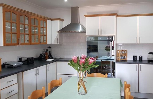 Port Elizabeth Villa | Protea Lodge- NO LOADSHEDDING