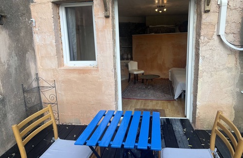 Le Revest-les-Eaux Apartment | Provencal studio, cachet, calm
