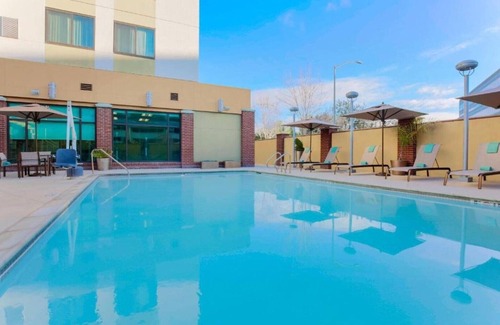 Willow Glen House | Pruneyard area business hotel just steps from VTA light rail