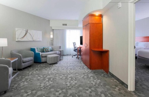 Willow Glen House | Pruneyard area business hotel just steps from VTA light rail