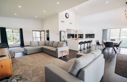 Meldale Apartment | Pumicestone Paradise | Waterfront Retreat