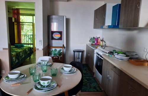Tahiti Apartment | Punaauia F3 Clim,wifi,parking,belle vue sur Marina et Moorea. Proches Commodités
