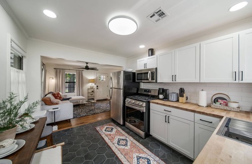 Sunrise Terrace House | Pure Comfort by the Expo; hot-tub, pets, families!