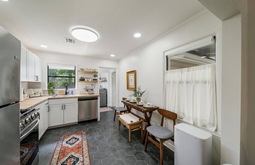 Sunrise Terrace House | Pure Comfort by the Expo; hot-tub, pets, families!