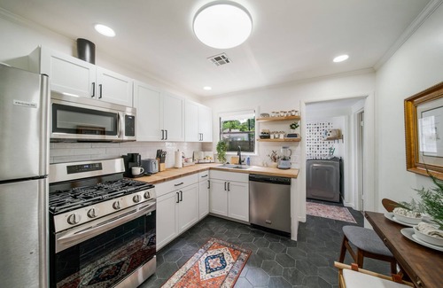Sunrise Terrace House | Pure Comfort by the Expo; hot-tub, pets, families!