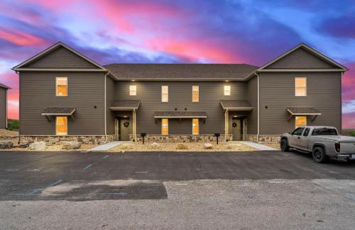 Branson West House | Pvt Hot Tub, Stonebridge Golf Course On Site, Ozark Views, Near Silver Dollar City w Free Tickets!