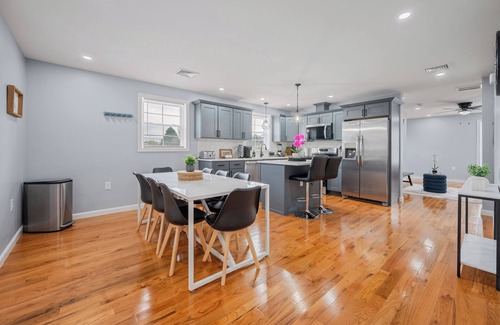 Providence Apartment | Quadro-Lux at Charles District PVD 4BR/2BA Laundry+Dishwasher+ Parking