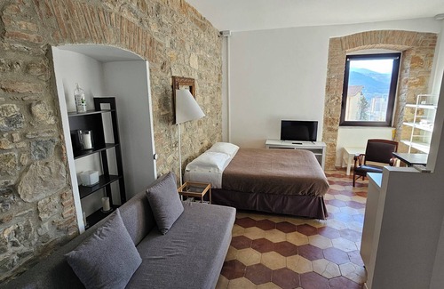 Potenza House | Quadruple Double Studio and Sofa Bed and Private Parking in Loco