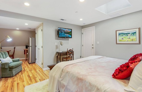South Pasadena House | Quaint 1 Bdrm Suite with a Balcony in South Pas