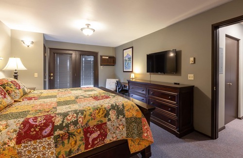 Hood River Condo | Quaint 1 bedroom, 2 bath, sleeps 4, downtown, parking, easy come easy go
