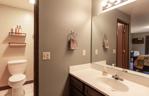Hood River Condo | Quaint 1 bedroom, 2 bath, sleeps 4, downtown, parking, easy come easy go