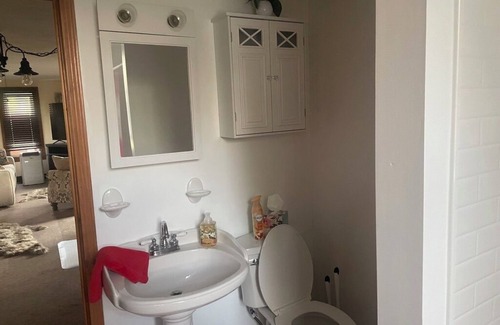 West Seneca Apartment | Quaint 2-bedroom apartment in West Seneca. Minutes away from HighMark Stadium