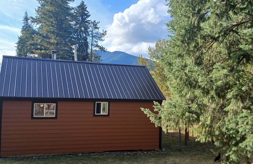 Martin City House | Quaint 2 bedroom house perfectly located for all of your Montana adventures!