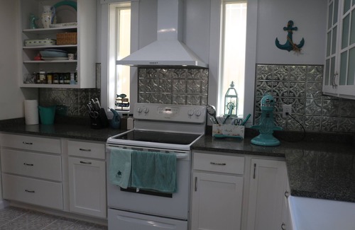 North Hero House | Quaint 3-bedroom Lakefront home with WiFi in North Hero
