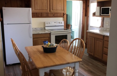 South Kingstown Cottage | Quaint Beach Cottage Walk to Narrow River