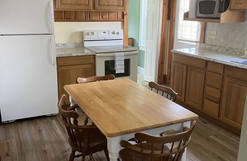 South Kingstown Cottage | Quaint Beach Cottage Walk to Narrow River