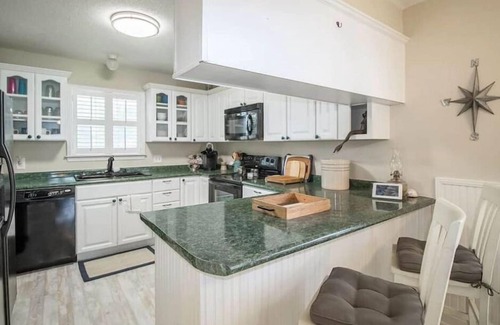 Gulfport Cottage | Quaint Coastal Oasis with a 5-min walk to the beautiful Mississippi Gulf Coast !