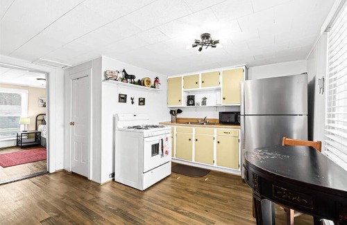 Fenton House | Quaint Cottage 2 Bedroom Unit in Downtown Fenton