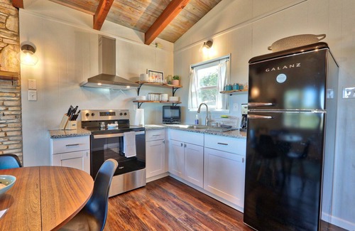 Canyon Lake Cottage | Quaint Cottages in Canyon Lake! Perfect for kids!