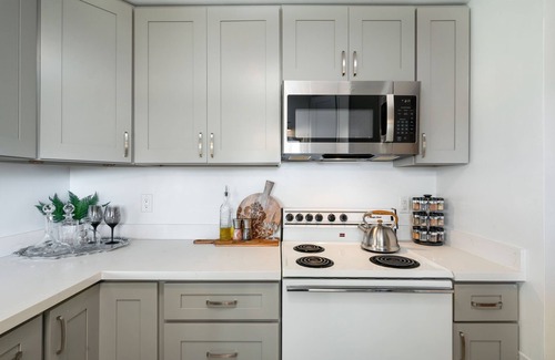 Greenwood House | Quaint & cozy, Newly Redesigned, Covered Deck, Pet-friendly!