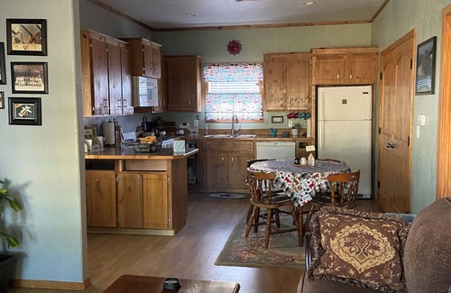 Clarita House | Quaint, handicap accessible house in serene Lehigh, classified as a ghost town.