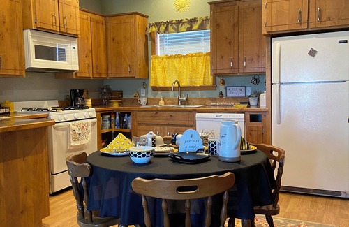 Clarita House | Quaint, handicap accessible house in serene Lehigh, classified as a ghost town.