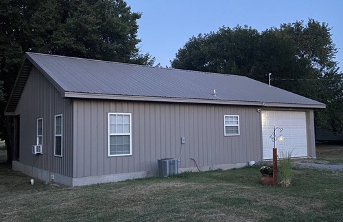 Clarita House | Quaint, handicap accessible house in serene Lehigh, classified as a ghost town.