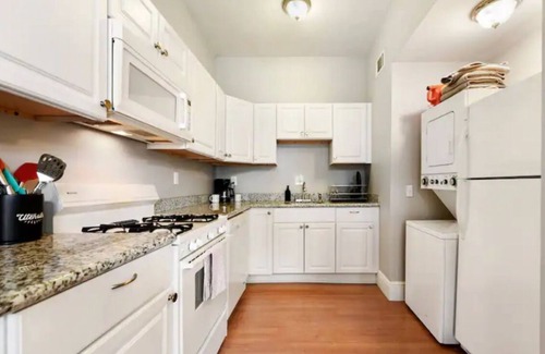 Pittsburgh Apartment | Quaint Highland Park Two Bedroom Apartment ~ Pet Friendly!