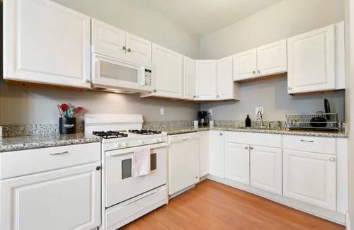 Pittsburgh Apartment | Quaint Highland Park Two Bedroom Apartment ~ Pet Friendly!