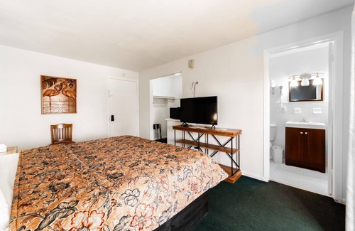 Everglades City Hotel | Quaint, Lakeside King Hotel Room with Kitchenette and Balcony