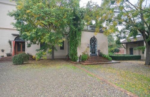 Stagno Lombardo House | Quaint Mansion in Stagno Lombardo with Garden