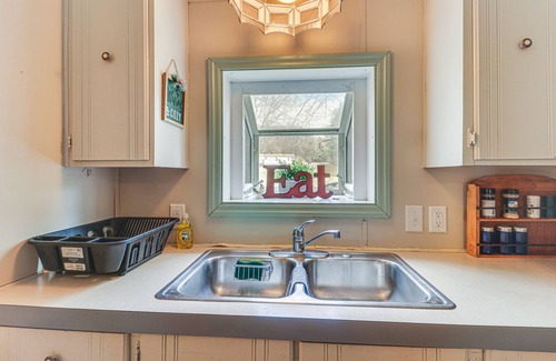 Rileyville Cabin | Quaint Shenandoah River Cabin: Kayak + Paddleboard