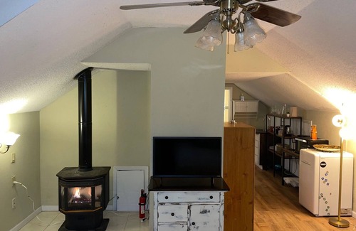 Macalester - Groveland Apartment | Quaint Studio Space, right next to Macalester College, 5 miles uptown/downtown