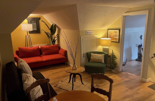 Macalester - Groveland Apartment | Quaint Studio Space, right next to Macalester College, 5 miles uptown/downtown
