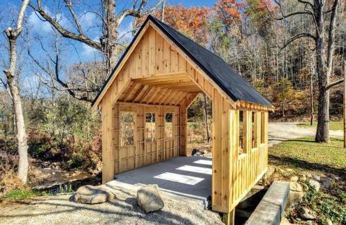 Cosby House | Quaint Villa, Pickleball Court, Creek, WIFI, Mountain Views, Starting at 79"