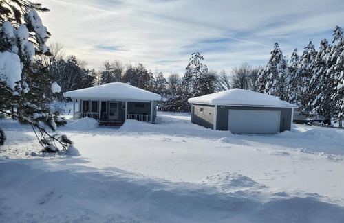 Wild Oak Cabin | Quaint Year Round Cabin with Access to Lake Minnewawa.