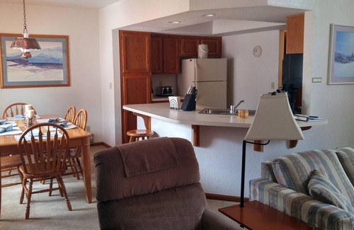 Pinetop Villa | Quality Hill Resort Villa, private garage with remote, deck and barbecue