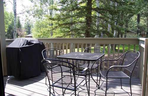 Pinetop Villa | Quality Hill Resort Villa, private garage and patio, vaulted ceilings