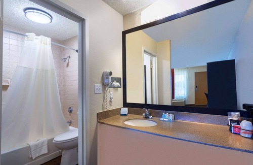 South Arlington Hotel | Quality Inn at Arlington Highlands