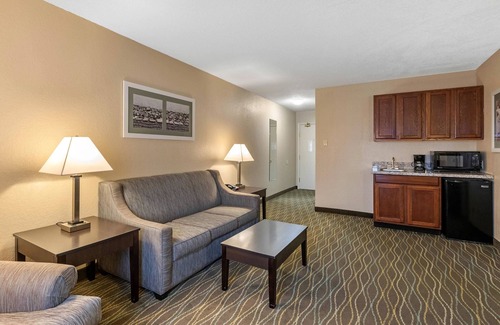 Lovington Hotel | Quality Inn & Suites Des Moines - Merle Hay Road