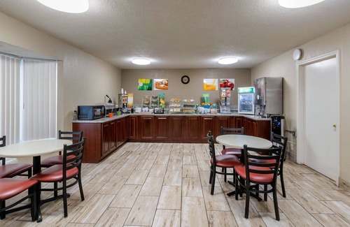 Lovington Hotel | Quality Inn & Suites Des Moines - Merle Hay Road