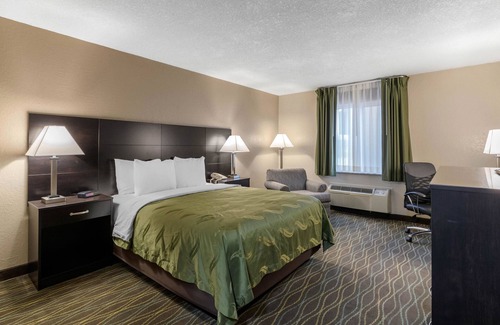 Lovington Hotel | Quality Inn & Suites Des Moines - Merle Hay Road