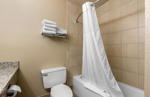 Lovington Hotel | Quality Inn & Suites Des Moines - Merle Hay Road