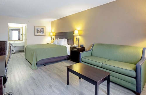 Boys Ranch Hotel | Quality Inn & Suites Live Oak I-10 Exit 283